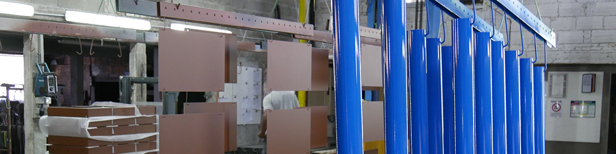 Pièces suspendues sur la chaîne de thermolaquage