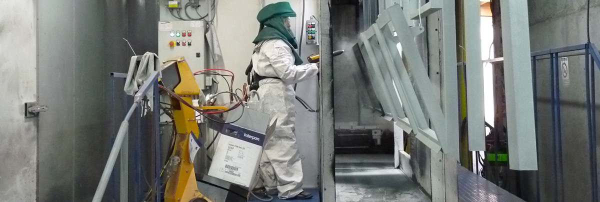 Poudrage d'une pièce en cabine